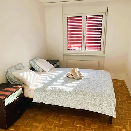 Huge Center With Balcony In Zurich, Kars - Self Checkin